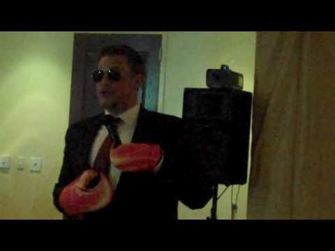 Andrew Kaempfer sings Kiss the Girl as Robert Goulet