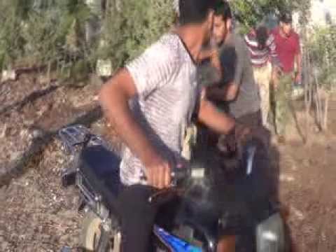 إسعاف احد الجرحى من كتيبة شهداء عدوان في احدى الجبهات في ريف درعا