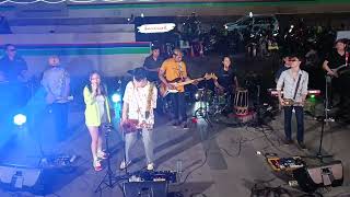 Download lagu DARA FU & UKEBA SQUAD - TIARA (KRIS) LIVE AT SARINAH JAKARTA mp3