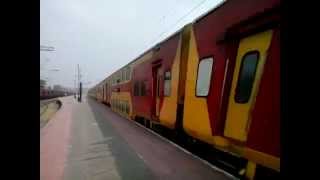 preview picture of video 'Howrah Dhanbad Double Decker Incharge of HWH WAP-7 Flows Away Dankuni At Raw MPS'