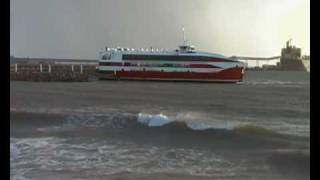 preview picture of video 'Ferry Arrives At Wallaroo,Australia.'