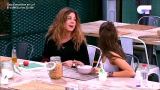 Miriam cantando "Respirar" en una mesa de OT