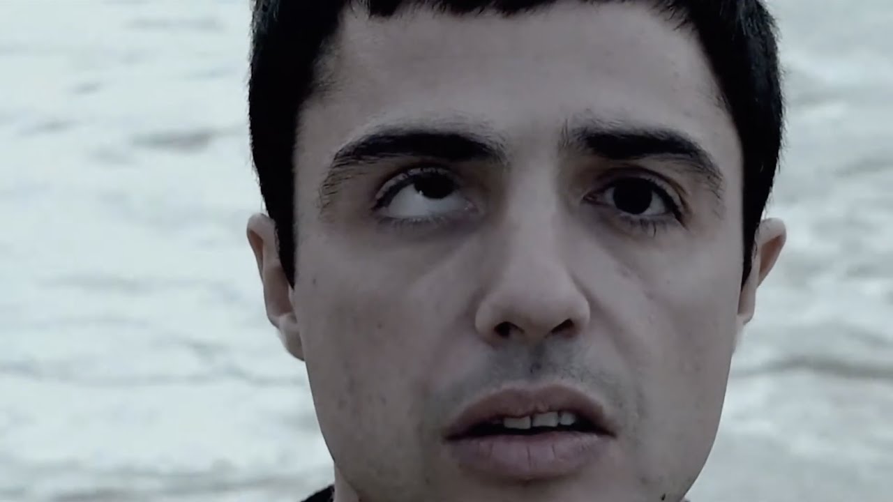 PEREZ ALLONGÉ SUR LA PLAGE