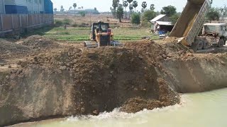 Mighty Road Canal Building Machine Komatsu D60P Pushing Soil Drop To Water, 10wheel Truck Unloaded