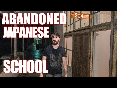 廃校になった日本の学校で一夜を過ごしました (I Spent The Night In An Abandoned Japanese School)