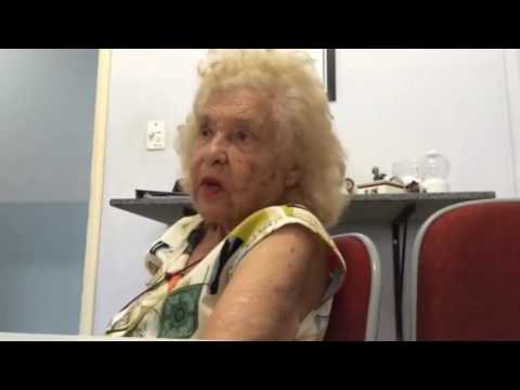 Velhinha assanhada diz que é viúva graças a Deus, pois o marido falecido era broxa