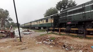 preview picture of video 'Train passing the Gujranwala and Going to wazirabad'