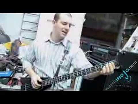 Guide to Bass Guitar – Two different ways to play Bass