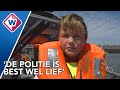 Wat doen de politieagenten en de havenmeester van Scheveningen?