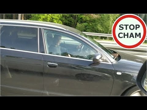 Dwóch szeryfów  i starszenie pałką teleskopową