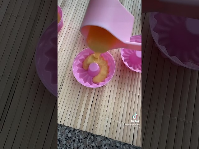 Vídeo relacionado con Newk Molde de silicona para caramelos de insectos, 4 paquetes, 6 cavidades, animal, mariposa, luna, estrella, molde para hornear 3D, molde antiadherente de grado alimenticio para caramelos, chocolate
