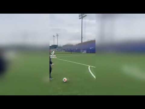 El golazo de falta de Ibai Llanos en la Ciudad Deportiva del Barcelona 😱