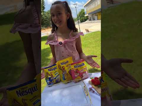 Разбиваме с ел. бъркалка: 2 с.л. Nesquik - какао, ягода или ванилия + 200 мл студено прясно мляко 🤩