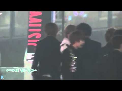 [FANCAM] 111231- Onew Bowing w/ SM Artists +  Holding Hands with Taekey @ |\/|!3C Gay0 End!ng