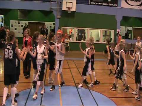 Malbas Flickor 98 tackar Hörsholm efter en jämn match