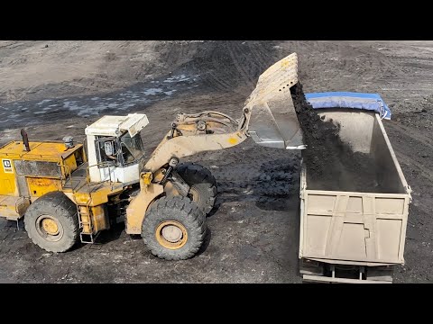 Caterpillar 988B Wheel Loader Loading Coal On Trucks