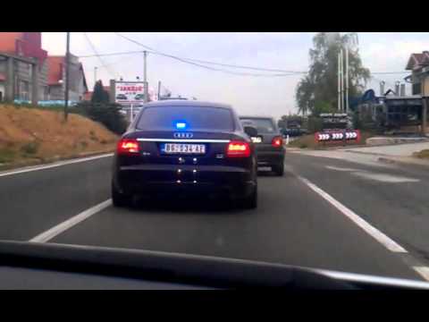 Sluzbeni automobil u bahatoj voznji.