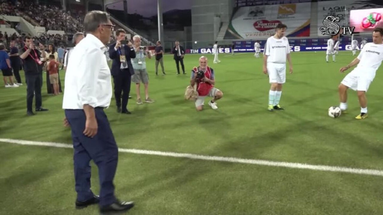 Partita del Cuore, scambio di palleggi tra l'allenatore La Russa e i "suoi" giocatori