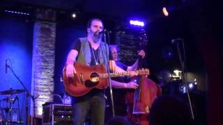 Steve Earle pays tribute to Richard Bennett and sings at 3:45 &quot;Think It Over&quot; (NYC, 4 December 2016)