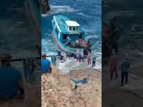 DANGEROUS BOAT LANDING HUGE WAVES  BATANES PHIL