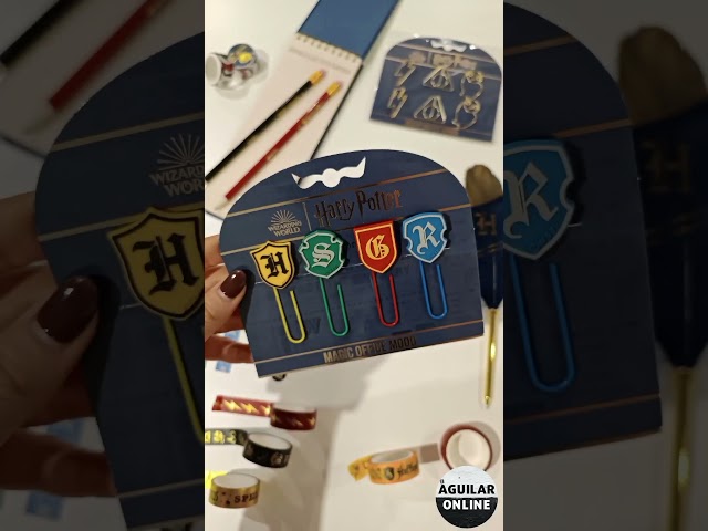 Vídeo relacionado con Harry Potter Juego de Papelería, Incluye Lápices, Regla, Cuaderno A6, Borrador, Sacapuntas, Notas Adhesivas, Clips, Estuche, Set Escolar