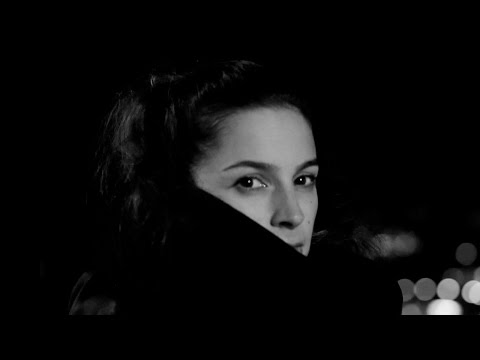 Din Tjommi Jonny Feat. Irem Muftuoglu - "Mørkerød" [OFFISIELL MUSIKKVIDEO]: YLTV