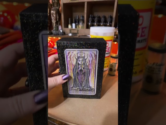 Vídeo relacionado con Fbinys Moon Sun Printed, caja de almacenamiento de joyas, caja de tarot, soporte de tarot de metal, caja de tarot, caja de tarot decorativa, caja de tarot impresa, caja de almacenamiento de tarjetas,