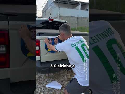 CLEITINHO TIRANDO ADESIVO DO SEU CARRO