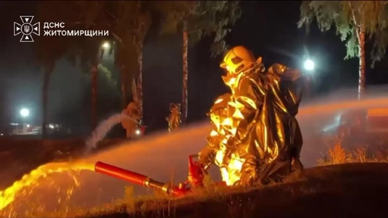 Attacco russo a Zhytomyr in Ucraina, incendio in sito industriale, le immagini dei soccorsi