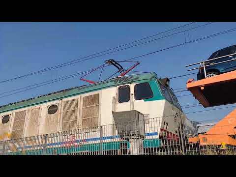 Partenza da ferma E652 XMPR treno bisarca carico di Fiat 500 e Lancia Y