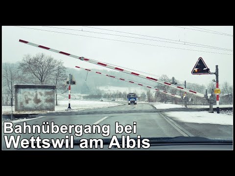 Long Swiss barriers / Lange Schranken beim Bahnübergang Wettswil am Albis, Zürich, Schweiz 2021