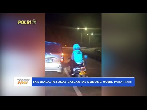 POLISI DI SUBANG DORONG MOBIL MOGOK PAKAI MOTOR