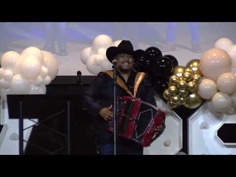 Esta Noche Nos Vamos A Gozar ( En Vivo) Grupo Agradecido