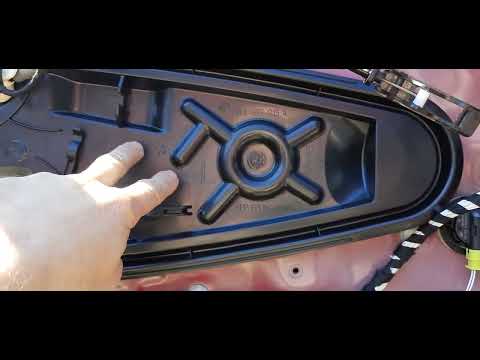 Новый Тигуан 2021. Устраняем стук в передней двери.