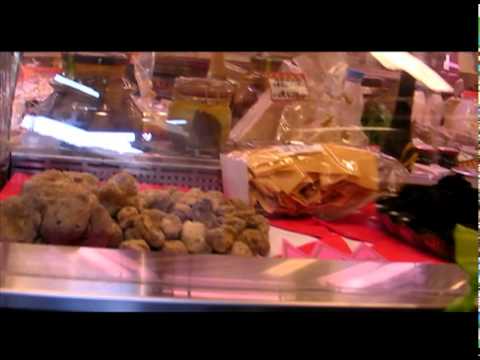 A walking tour of Alba, Italy