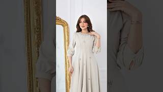 فستان بيج ناعم بتفاصيل ناعمة ولمسة ملكية