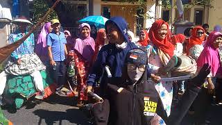 preview picture of video 'Karnaval desa cipajang BLOK 01'