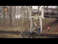 Houten fietsbrug stort in