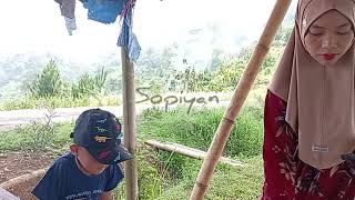 Download lagu Hari minggunya main di bedeng mp3