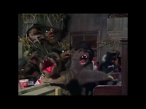 The Muppet Show - 502: Loretta Swit - “Ain’t Nobody Here But Us Chickens” (1980)