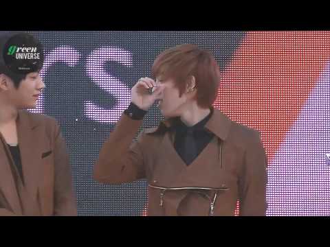 [FANCAM] 121117 Myungsoo Helped Dongwoo Fixing His Fringe @ a walk