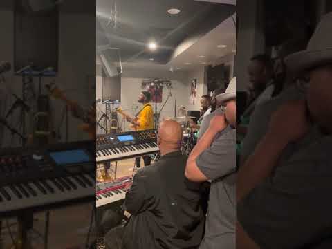 Isaiah Sharkey performing “Breezin” by George Benson | Khari Parker tribute jam