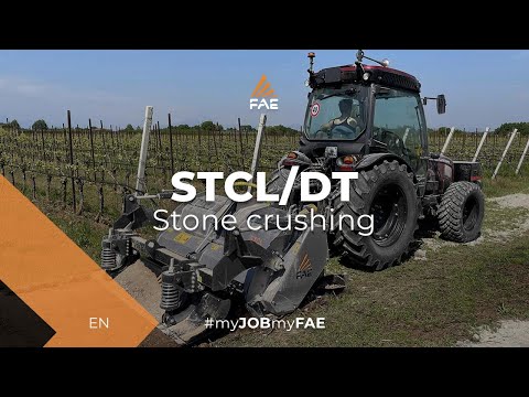 Triturador de pedra FAE trabalhando em um vinhedo com um trator Landini REX4