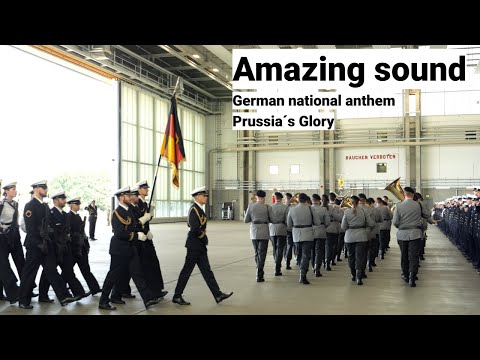 Unglaublicher Sound: Nationalhymne und Preußens Gloria im Flugzeughangar - besser als im Stadion