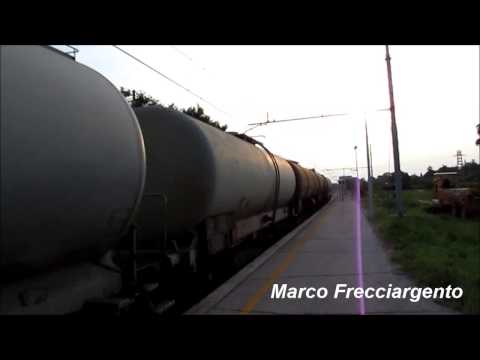 Transito alla Stazione di Paese (TV) E.483 011 con cisterne