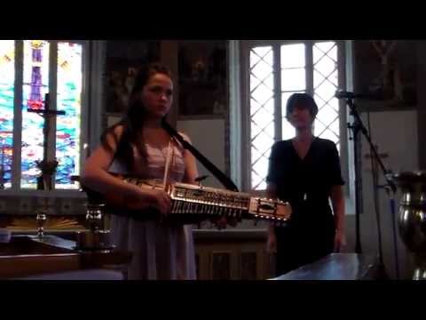 Nyckelharpa Julia Frölich,Cecilia Wennersten.Sång Amazing Grace Fotskäl kyrka