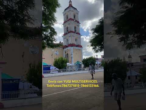 Por el Parque principal de San Juan de los Remedios en la provincia de Villa Clara en Cuba.