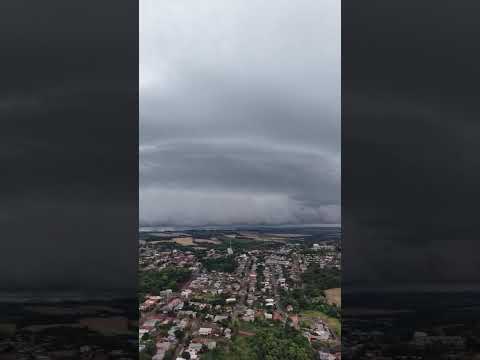 VÍDEO MOSTRA A CHEGADA DE RAJADAS DE VENTOS EM HORIZONTINA NO RIO GRANDE DO SUL