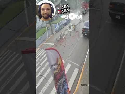 CÂMERA FLAGRA CAMINHÃO INVADINDO CONTRAMÃO E ATINGINDO CANTEIRO NO CENTRO DE SANTA CLARA DO SUL