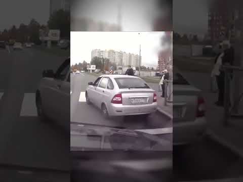 Чокнутый водила проехал на красный, но тут-же был наказан! 🚗